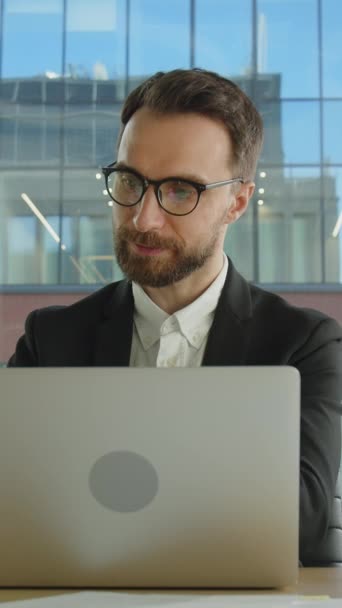 Modent Konsentrert Forretningsmann Med Briller Som Arbeider Med Laptop Dataskjerm – stockvideo