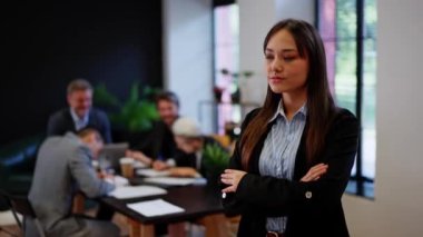 İş kadını kavramı el ele tutuşurken grup toplantısının ofis geçmişi üzerine olması. Başarılı kadın resmi takımı. Çinli kız yaratıcı başlangıç yöneticisi toplantı odasında. Yüksek kalite 4k görüntü