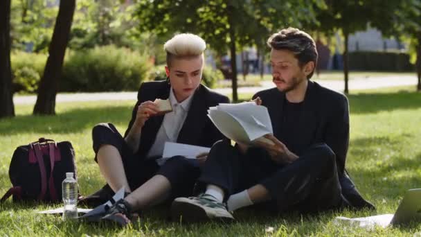 Dva Mladí Studenti Spolu Založí Vlastní Podnik Oběd Přednáškách Parku — Stock video