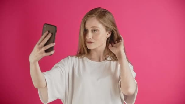 Молодая Женщина Блогер Мобильным Телефоном Делает Селфи Снимает Видео Себя — стоковое видео