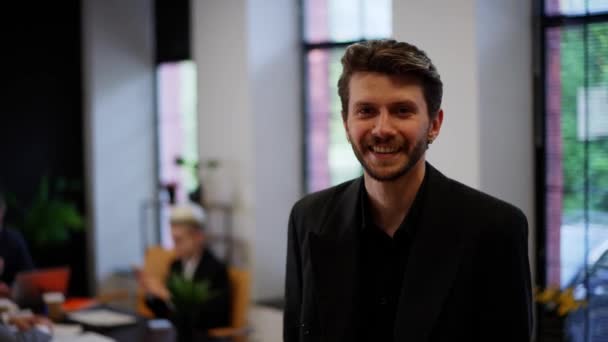 Konzept Eines Studierenden Geschäftsmannes Amt Lächelnder Praktikant Mit Brünetten Haaren — Stockvideo