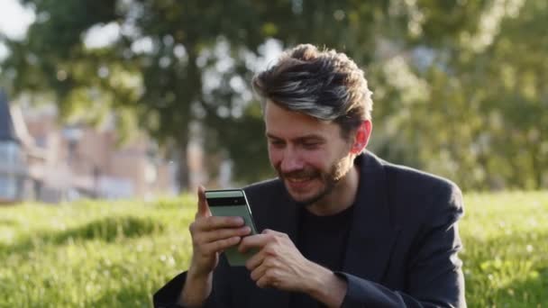 Hombre Estudiante Feliz Usando Nuevo Aparato Teléfono Naturaleza Tipo Positivo — Vídeos de Stock