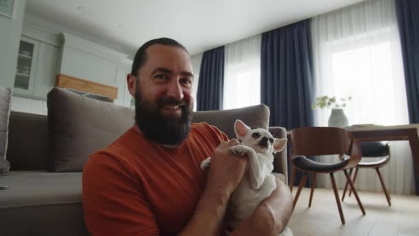 Beyaz Yetişkin Bir Adam Evcil Hayvanını Okşuyor Bir Adam Küçük — Stok video