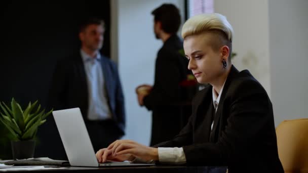 Jovem Empresária Usando Laptop Escritório Mulher Desgaste Formal Navegação Internet — Vídeo de Stock