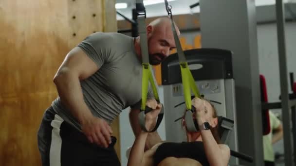 Dívka Pod Vedením Muže Fitness Trenér Dělá Cvičení Tělocvičně Trenérka — Stock video