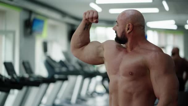 Bodybuilder Uomo Sorridente Dimostra Forza Potenza Del Corpo Sollievo Della — Video Stock