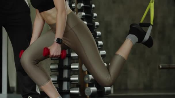 Mladá Žena Cvičí Tělocvičně Pod Dohledem Instruktora Fitness Spodní Končetiny — Stock video