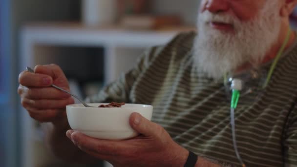 Velho Fica Cadeira Prepara Jantar Velho Doente Está Sozinho Casa — Vídeo de Stock
