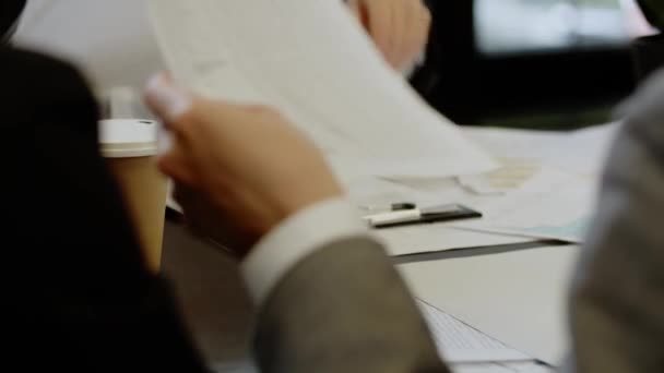 Yatırımcıların Toplantı Odasında Kâr Istatistikleri Kağıtlarını Okurken Yakın Plan Çekimleri — Stok video
