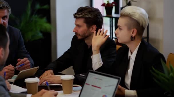 Концентровані Члени Мозкового Штурму Створюють Ідеї Команда Фінансистів Обговорює Питання — стокове відео