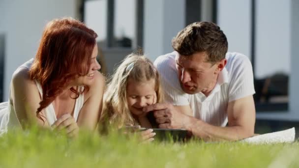 Die Amerikanische Traumfamilie Ruht Sich Freien Aus Auf Dem Gras — Stockvideo