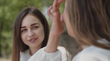 İki genç bayan pozitif ruh hali içinde hikayeler ya da şakalar anlatıyor. Kız kardeşler, kız arkadaşlar ya da meslektaşlar iş, öğrenim ya da Zhiolar hakkında komik haberleri paylaşıyorlar. Bir kız saçlarını ve hareketlerini düzeltiyor, diğeri...