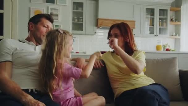 Una Familia Ensueño Americano Feliz Está Jugando Tijeras Papel Roca — Vídeos de Stock