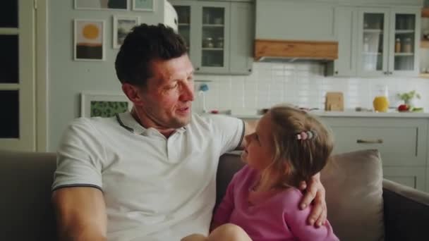 Ein Vater Umarmt Seine Tochter Beide Sitzen Zimmer Auf Dem — Stockvideo