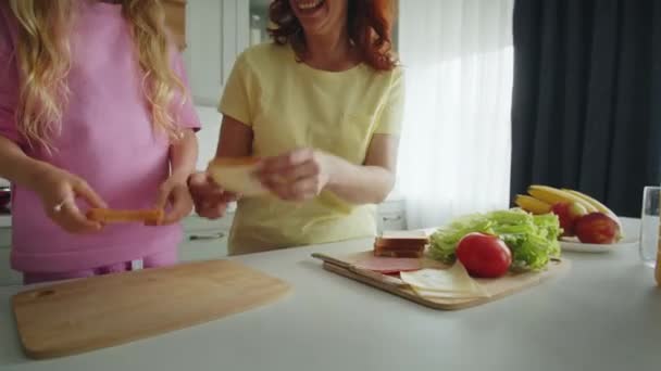Uśmiechnięta Matka Córka Kuchni Składają Kanapki Hazardowym Nastroju Proces Gotowania — Wideo stockowe