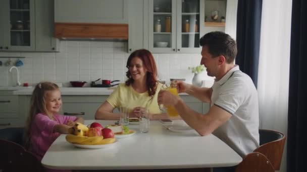 Pozytywna Amerykańska Rodzina Marzeń Kuchni Śniadanie Lub Lunch Uśmiechnięta Mama — Wideo stockowe