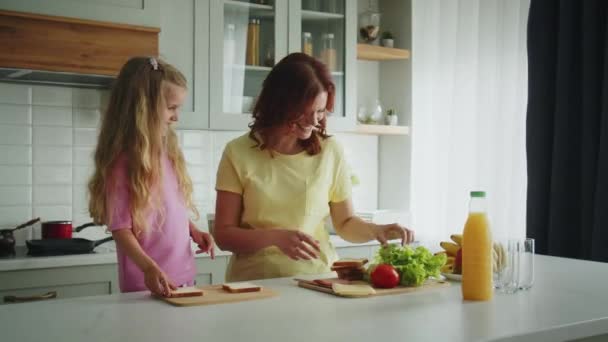 Matka Córka Przygotowują Razem Kanapki Kuchni Uśmiechają Się Przyjaźń Między — Wideo stockowe