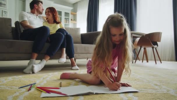 Părinții Zâmbitori Stau Canapea Hol Romantic Fiica Pregătește Pentru Școală — Videoclip de stoc