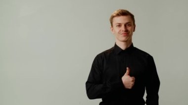 Pozitif duyguları olan kendine güvenen bir patron iş sürecini iyileştirme fikrini destekliyor. Kârlı ve yüksek gelirli genç bir işadamı. Onay gösteriliyor