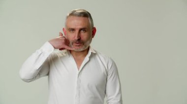 Karizmatik, orta yaşlı, oyuncu duyguları olan bir adam flört eder ve bir randevuya davet eder. Bir işadamı patronundan telefonda olumlu bir mizahla geri bildirim ister. Gösterme