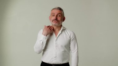 Orta yaşlı bir adam başkasının tavsiyesinin doğruluğundan şüphe eder. Bir iş adamı ya da patron aceleci ortak ya da astın sonuçlarını sorguluyor. Bir jestin gösterimi