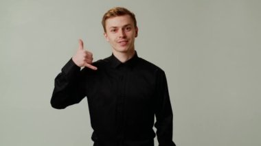 Pozitif ruh hali içindeki bir adam flört eder ve bir randevuya davet eder. Genç bir işadamı patronundan dostça bir tavırla geri bildirim ister. Bana bir jest gösterdin. Kameraya bakar. Yüksek