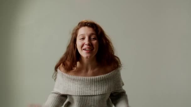 Radostná Dívka Nadšeně Žádá Svého Přítele Aby Připojil Diskotéce Slibuje — Stock video