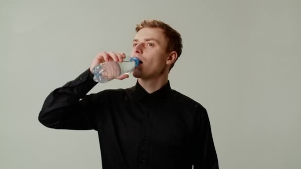 Seorang Pemuda Memegang Botol Air Tangannya Membuka Tutupnya Memuaskan Dahaga — Stok Video