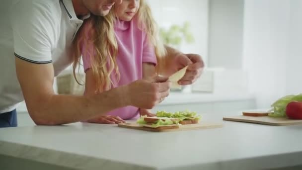 아버지와 친절한 부엌에서 샌드위치를 요리합니다 아빠는 양배추 잎으로 연주하고 그녀의 — 비디오
