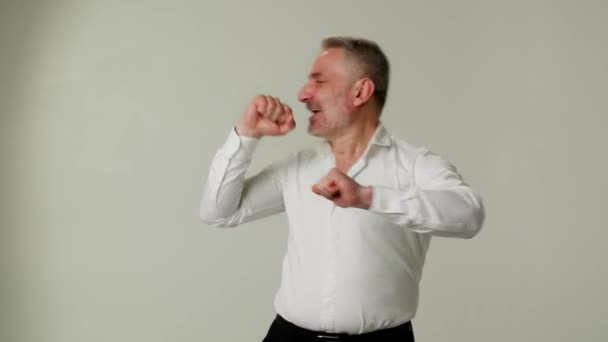 Een Vrolijke Glimlachende Man Van Middelbare Leeftijd Danst Vrolijk Met — Stockvideo