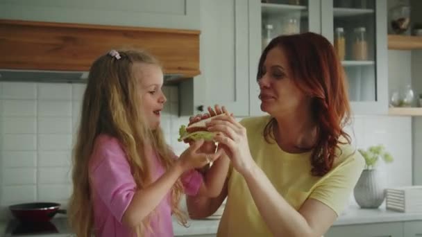 Uśmiechnięta Kochająca Matka Córka Karmią Się Gotowymi Kanapkami Kuchni Pokazuje — Wideo stockowe