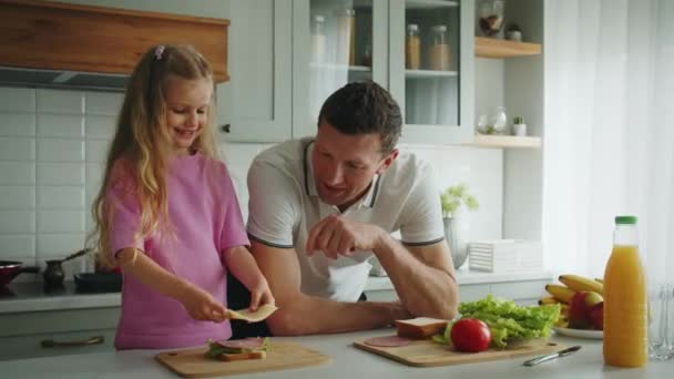 Uśmiechnięty Kochający Ojciec Córka Stojący Kuchni Przy Stole Pomaga Gotować — Wideo stockowe