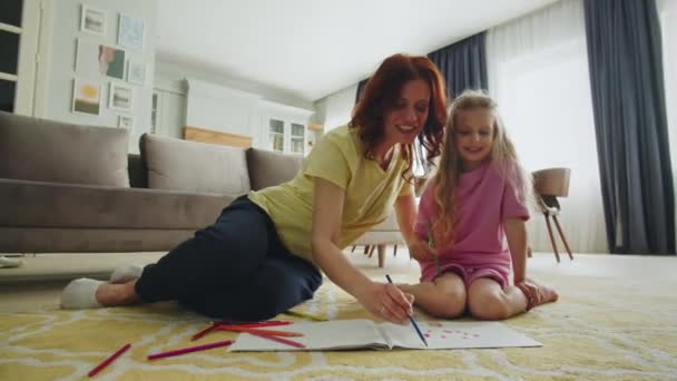 Lachende Moeder Dochter Zitten Hal Vloer Tekenen Samen Voorbereiding Voor — Stockvideo