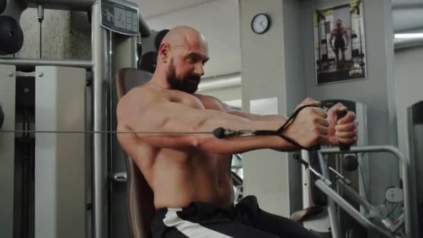 Homme Bodybuilder Dans Salle Gym Trouve Sur Machine Exercice Avec — Video