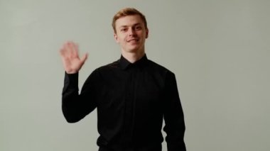 Kazanan bir adam ailesini, arkadaşını ya da akrabasını karşılar. Genç bir işadamı ortağıyla tanışır. Dost canlısı gülümseyen aktör hızla hayranlarına el sallıyor. Olumlu duygular ve yaşam kavramı