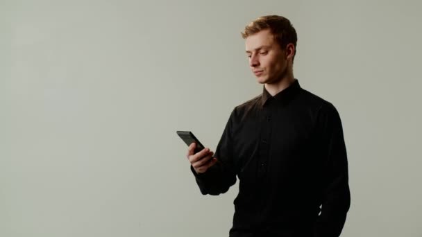 Chlap Student Vážném Vzhledu Používá Smartphone Pro Čtení Elektronických Knih — Stock video