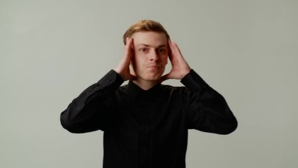Chlápek Naštvaný Zakryje Uši Připraven Vybuchnout Přívalu Emocí Kvůli Neustálému — Stock video