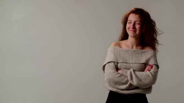 Seorang Wanita Muda Yang Positif Tersenyum Melihat Provokator Merendahkan Dan — Stok Video