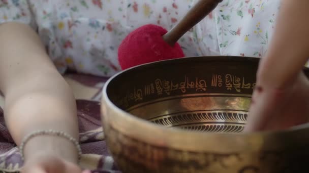 Ein Schamanenmädchen Führt Ein Reinigungsritual Für Wohlstand Langlebigkeit Erfüllung Von — Stockvideo