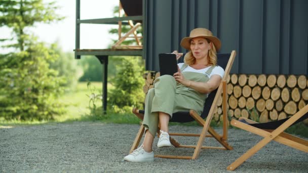 Affascinante Donna Mezza Età Trascorre Vacanze Estive Nella Casa Campagna — Video Stock