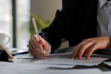 Toplantıda kalem yazma notlarıyla iş adamının yakın çekimini yap. Girişimci elleri bir belge imzalıyor. Ofiste evrak işleriyle uğraşan eller. Tanımlanamayan yönetici finansmana imza attı