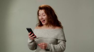 Pozitif genç bir bayan akıllı telefon kullanır ve coşkulu duygularla mutlu olur, büyük miktarda para kazanır online bir kumarhane ya da piyango. Güzel bir kız model ya da aktris bu konuda bilgilendirilmek ister.