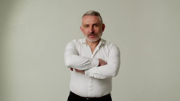 Ein Mann Mittleren Alters Verschränkt Die Arme Über Der Brust — Stockvideo