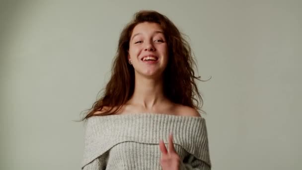 Uma Fotógrafa Sorrindo Escolhe Modelo Para Filmagens Uma Jovem Professora — Vídeo de Stock