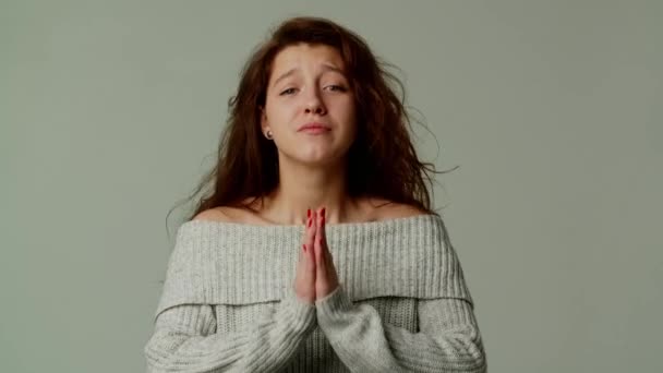 Smuk Teenagepige Beder Sine Forældre Penge Til Købe Moderigtigt Tøj – Stock-video