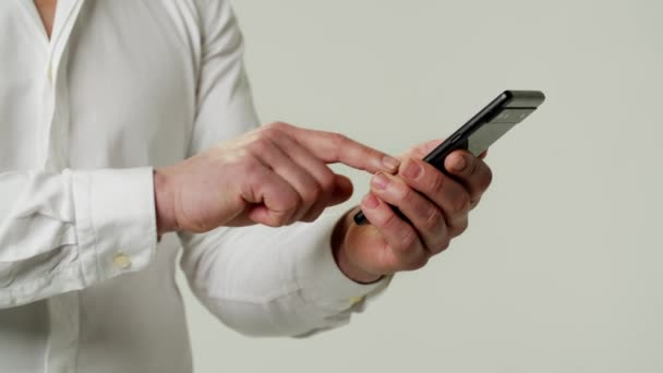 Hombre Utiliza Teléfono Inteligente Amplía Fuente Texto Pantalla Debido Mala — Vídeos de Stock