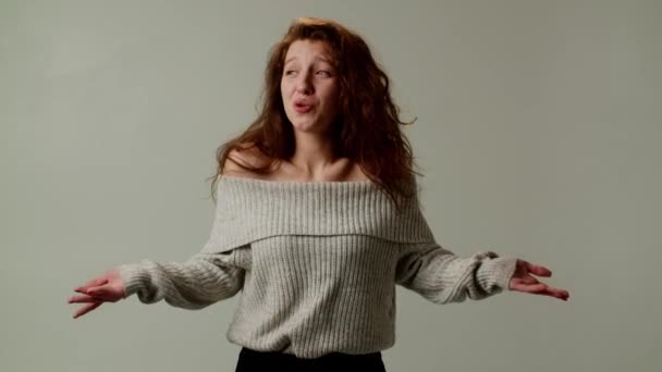 Een Jonge Vrouwelijke Baas Toont Emotionele Koelte Onwil Verantwoordelijkheid Dragen — Stockvideo