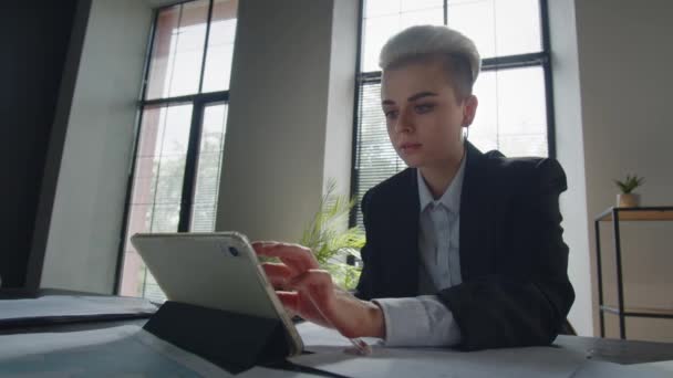 Ung Anställd Arbetar Hybrid Arbetsplats Med Surfplatta För Online Kommunikation — Stockvideo