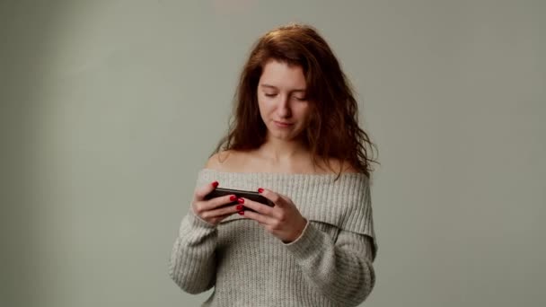 Студент Дівчина Розважається Використовуючи Смартфон Під Час Перерви Між Уроками — стокове відео