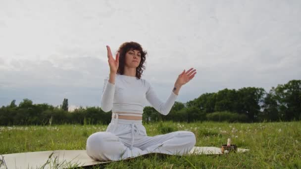 Donna Focalizzata Sull Accumulo Dei Chakra Usando Movimento Delle Mani — Video Stock